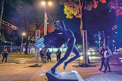 Exponen en Reforma esculturas de Dalí