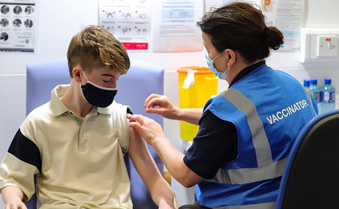 Cada vez son más los países que están inoculando a los menores contra el coronavirus. PA