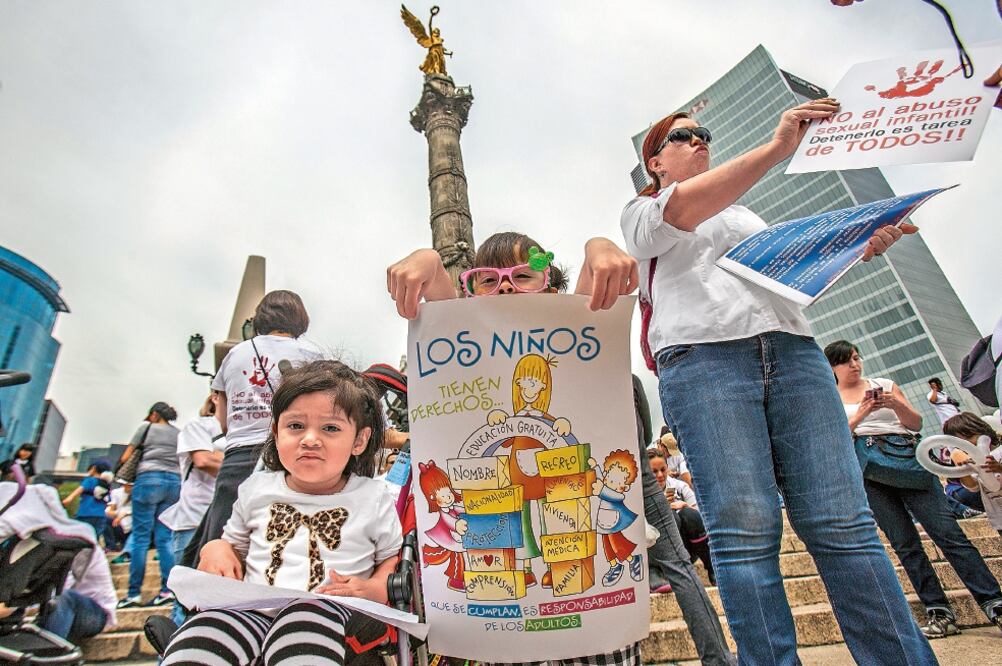 El pasado Día del Niño, padres de familia marcharon para pedir al gobierno capitalino frenar y castigar abusos, como el ocurrido en el kínder Matatena (ARCHIVO EL UNIVERSAL)