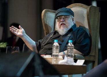 Autor de "Game of Thrones" bromea con miles de fans en la FIL Guadalajara