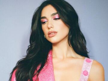 Dua Lipa nos muestra cómo llevar un vestido boho sin brasier