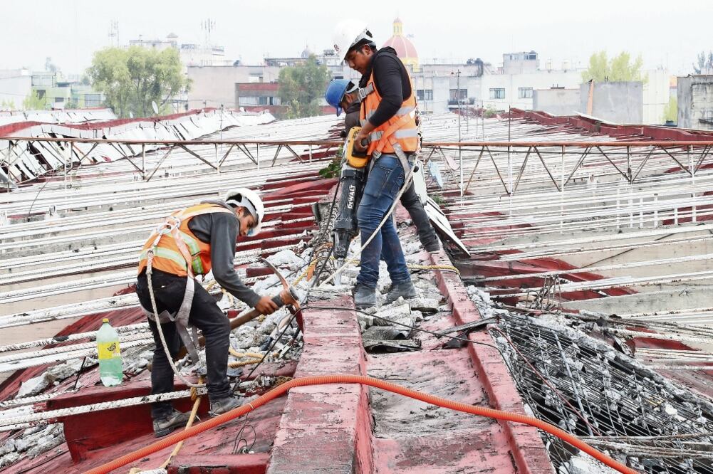 En la nave mayor de La Merced, trabajadores desmantelan el techo que se deformó debido a los mil grados centígrados que alcanzó el incendio ocurrido hace tres años (ARIEL OJEDA. EL UNIVERSAL)