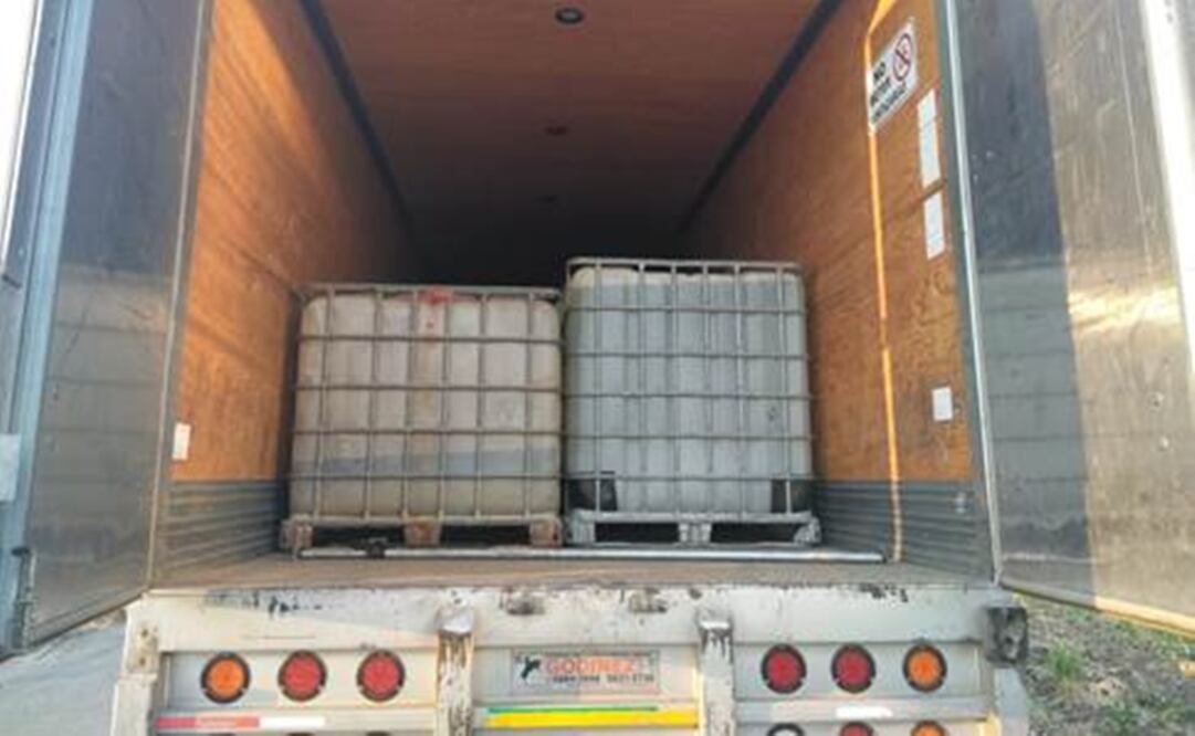 En su interior se encontraron 12 contenedores con capacidad de mil litros cada uno (ESPECIAL)