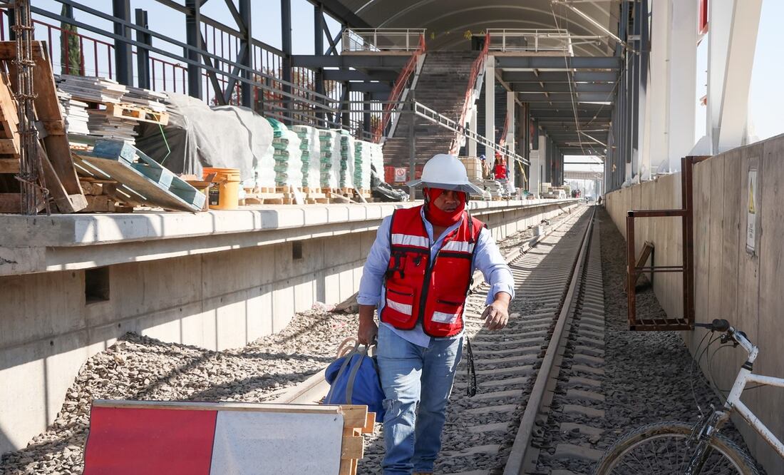 Trabajadores que se encontraban en la estación Teyahualco del Tren Suburbano, fueron retirados por vecinos de la zona, ya que afirman que el gobierno federal no les ha cumplido acuerdos. Foto: Luis Camacho / El Universal Estado de México