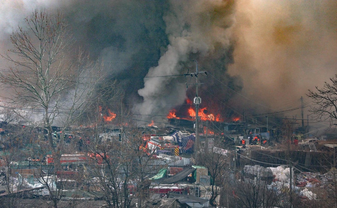 El incendio fue completamente controlado más de ocho horas después de que iniciara en la barriada de Guryong, en el sur de Seúl, informó la Agencia Nacional de Bomberos. Foto: AFP