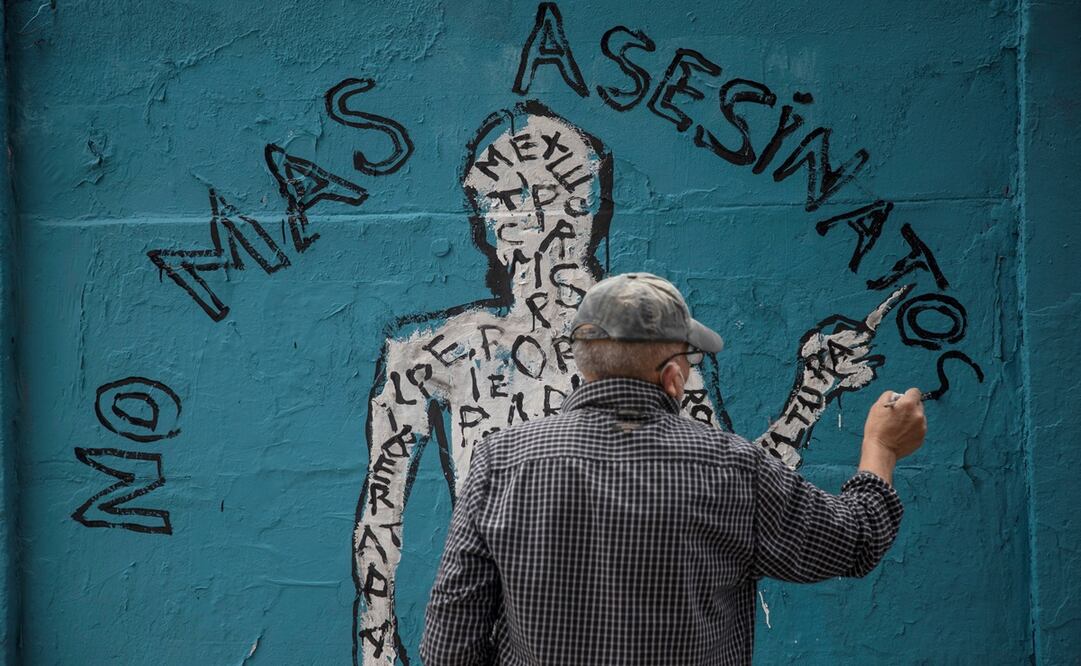 Varios artistas pintaron un mural en el céntrico barrio de la Roma de Ciudad de México para pedir justicia por los seis periodistas asesinados en lo que va de año en el país

Foto: Isaac Esquivel. EFE