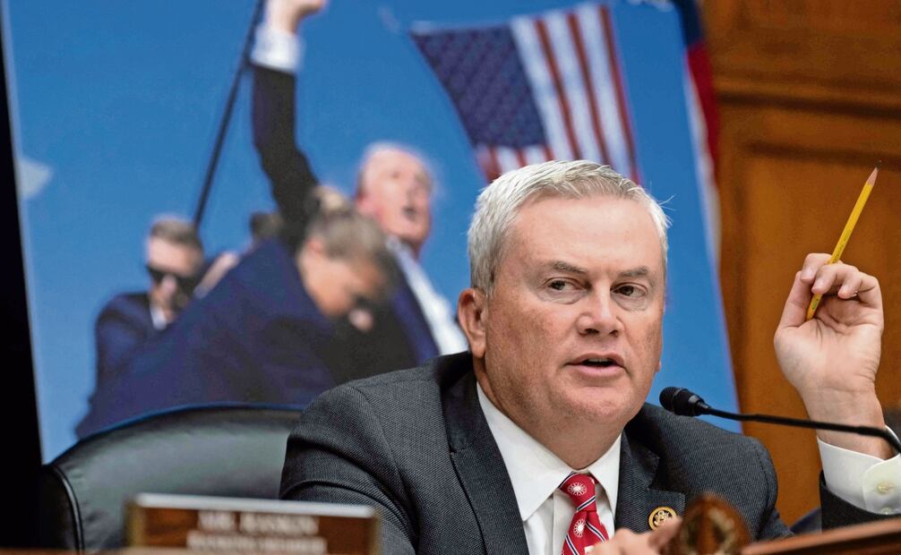 El congresista republicano James Comer, al interrogar a la entonces directora del Servicio Secreto estadounidense, Kimberly Cheatle, en Washington. Foto: Chris Kleponis | AFP