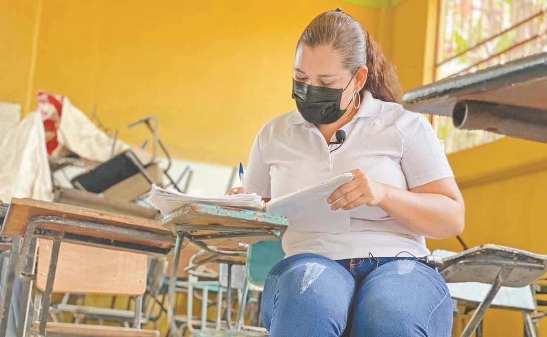 Fanny es profesora en el área de Informática de la Escuela Secundaria Técnica Arcoíris, un plantel de nueva creación que carece de instalaciones. Fotos: Carlos Arrieta/ El Universal.