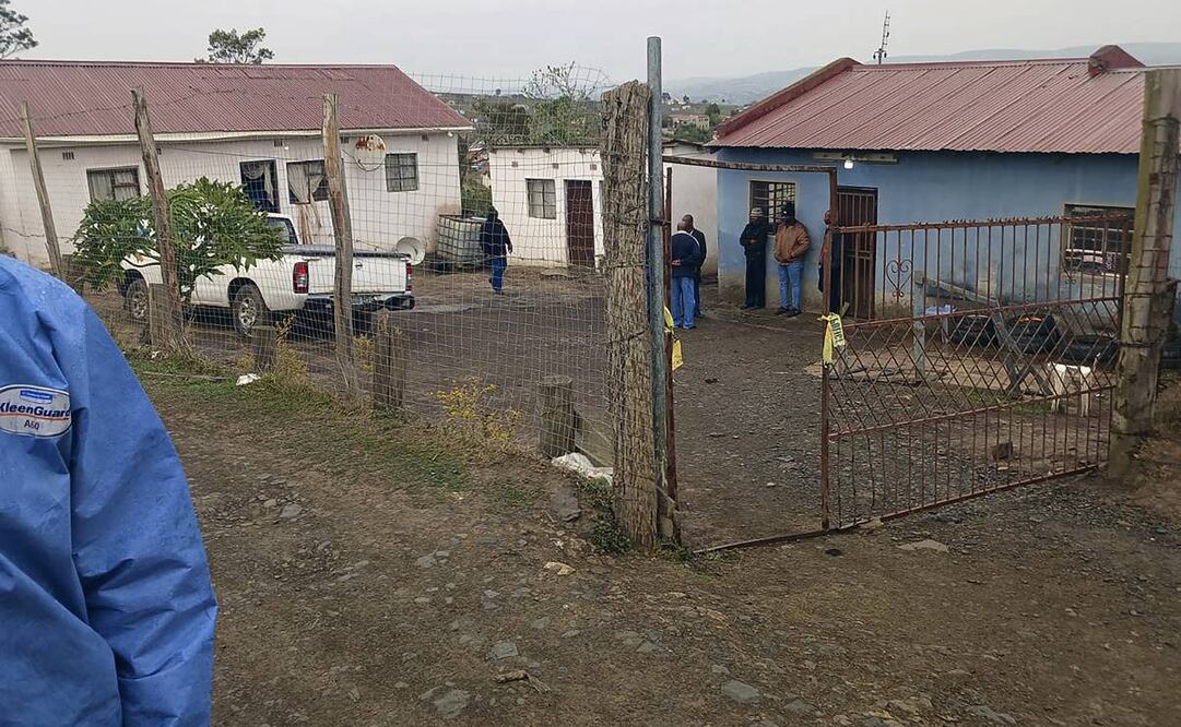 En esta foto, proporcionada por los Servicios Policiales Sudafricanos se muestra el lugar donde diecisiete personas fueron asesinadas en dos tiroteos masivos. Foto: AP