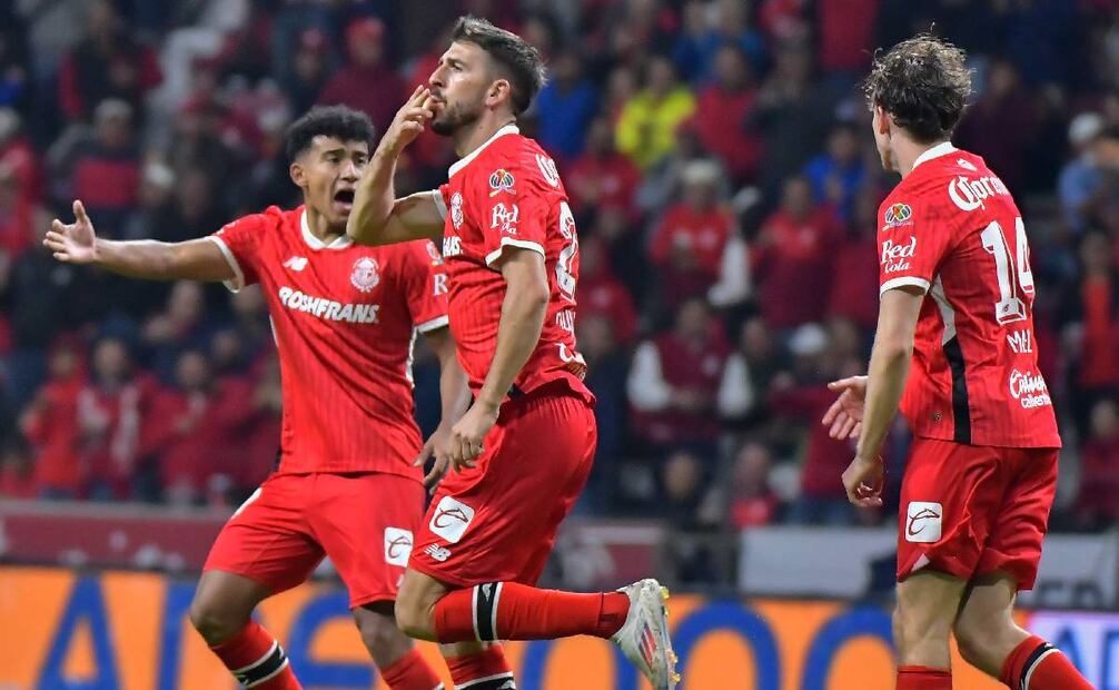 Paulinho festeja el doblete que rescató el empate del Toluca ante el León. Foto: Imago7