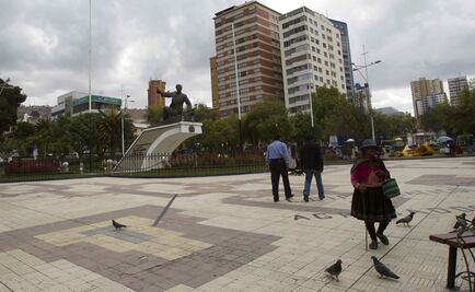 Padre encadena a su hijo a poste para que cuidara autos