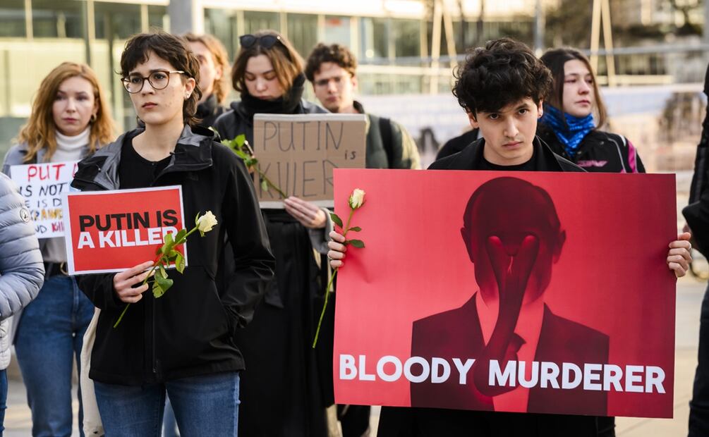 "Putin, asesino", "Rusia será libre" o "Liosha, no nos rendiremos", son algunos de los lemas de las pancartas que enarbolaban los manifestantes. Foto: EFE