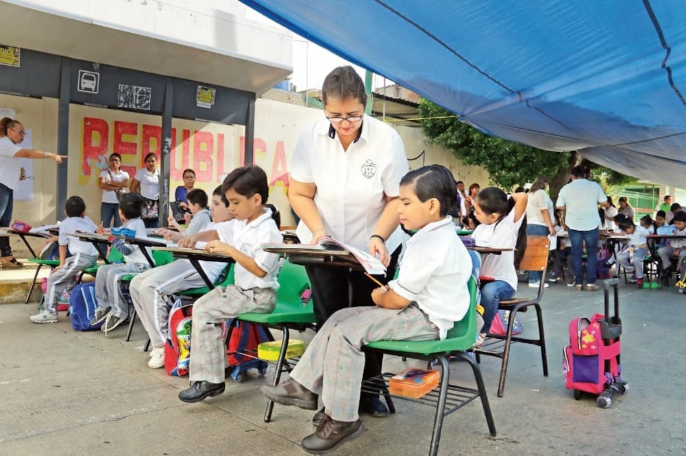 Alumnos de la escuela primaria Restauramiento de la República toman clase en la calle por los daños estructurales que sufrió el plantel educativo (JACOB GARCÍA. CUARTOSCURO)