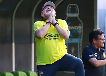 Árbitros acusan a Diego Maradona