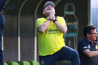 Árbitros acusan a Diego Maradona