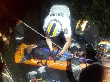 Jóvenes caen 30 metros con todo y coche a barranco de Tlalpan