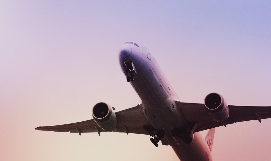 No deberías quitarte el cubrebocas en ningún momento durante el vuelo. Foto: Unsplash