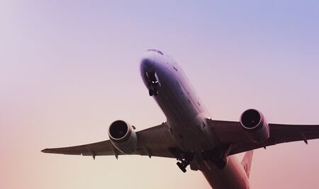 Qué tipo de cubrebocas debes utilizar al viajar en avión