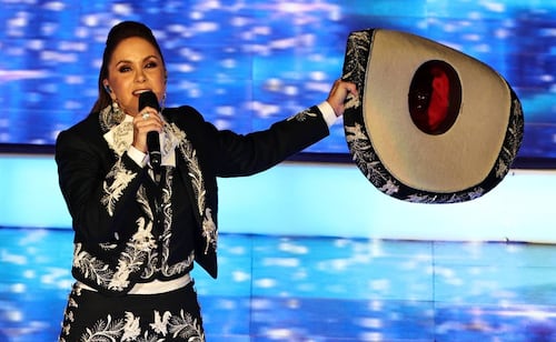 El calor y un mareo tumbaron a Lucero, la cantante ofreció sentada parte de su concierto junto a Mijares