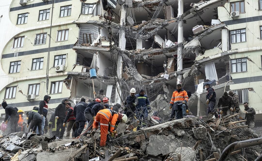 Personal de emergencia buscando sobrevivientes / Foto: EFE