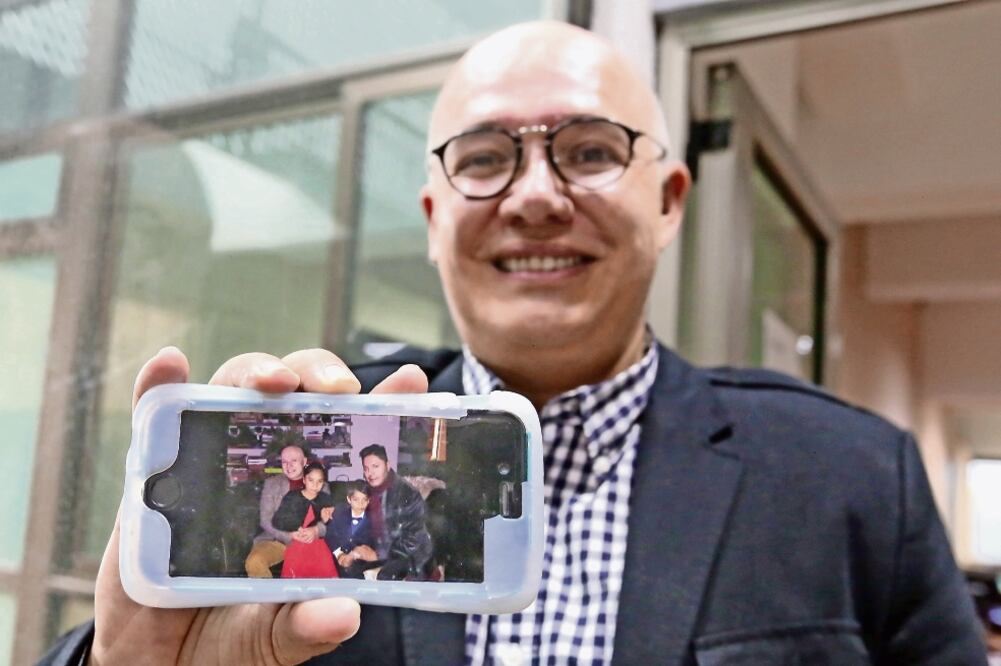 El orgulloso padre adoptivo, Luis Martín Sordo, muestra la foto de sus hijos de nueve y 11 años de edad, quienes entienden que hay distintos modelos de familias y poco a poco se han adaptado a su nueva forma de vida. (FOTOS: BERENICE FREGOSO. EL UNIVERSA)