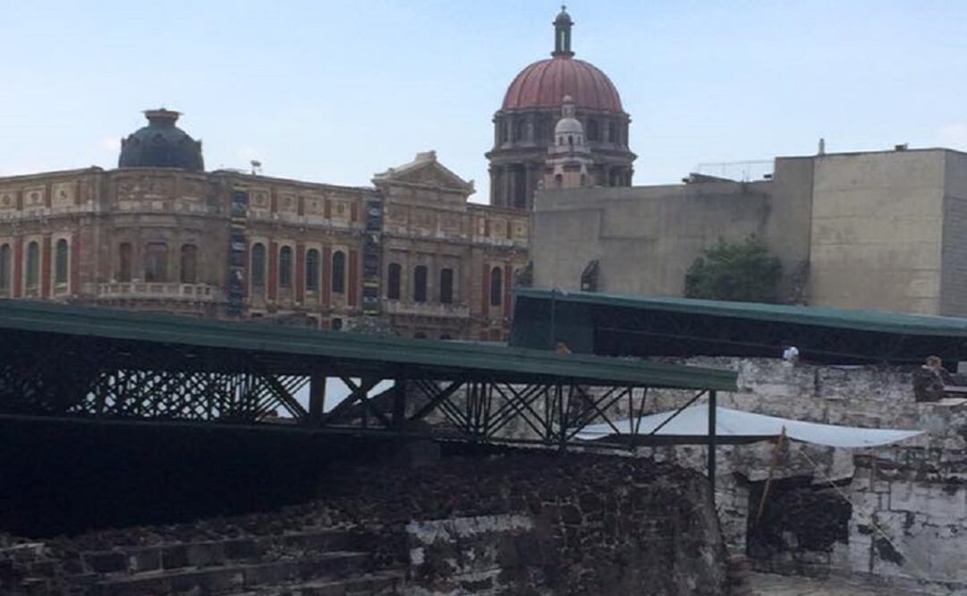The mouth of the tunnel was sealed by a 3-ton slab of rock, with offerings underneath. (Photo: Giselle Rodríguez)