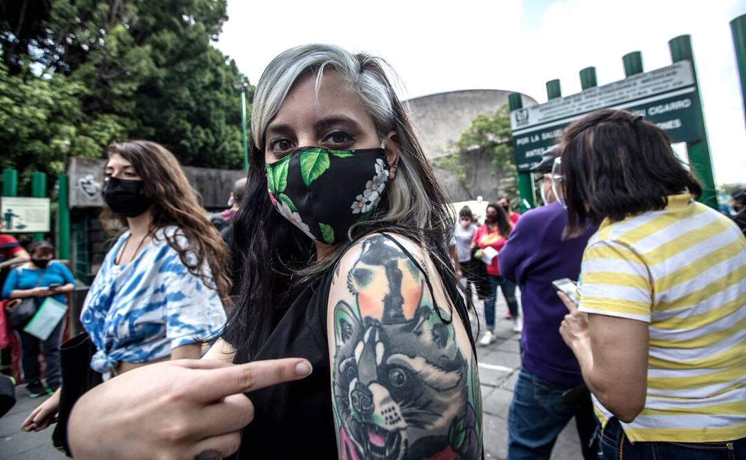 En la macrounidad del Centro Médico se registraron largas filas de jóvenes para ser inmunizados con el biológico Sputnik V. Fotos: Germán Espinosa. EL UNIVERSAL