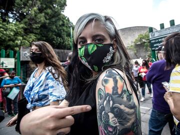 Acompañados de sus padres, parejas y hasta disfrazados, centennials van a vacunarse