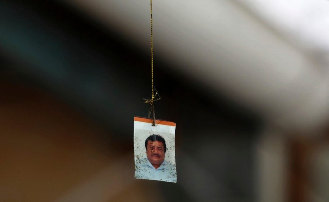 Un retrato de Leobardo cuelga de un cable en su casa, en el municipio de Gutiérrez Zamora. Fotografía de AP