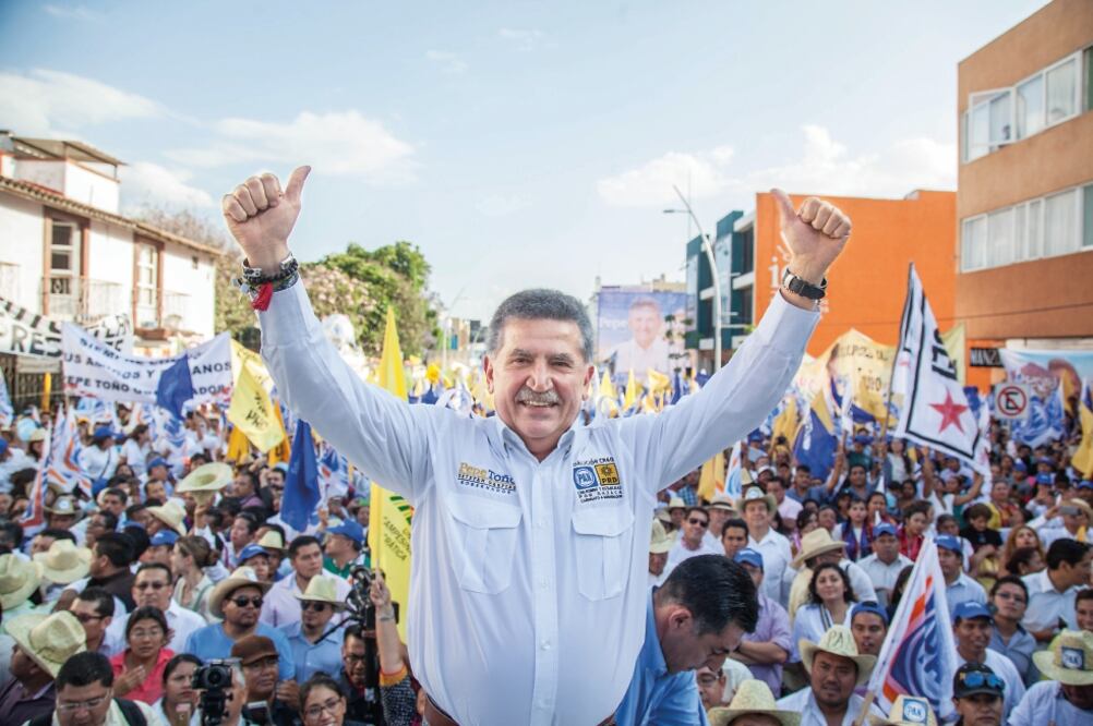 Antonio Estefan Garfias se presentó en la fuente de las ocho regiones (FOTO: GERMÁN ESPINOSA. EL UNIVERSAL)