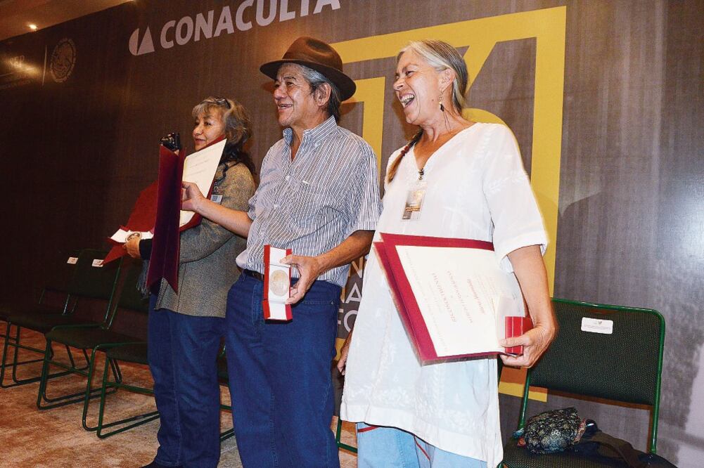 Elsa Medina, Arturo Fuentes “El Chato” y Alicia Ahumada recibieron la Medalla al Mérito Fotográfico (FOTO: Armando Mora/EL UNIVERSAL).