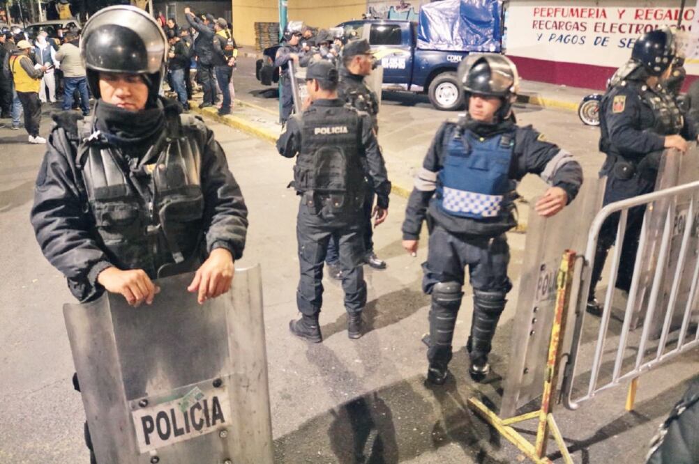 Desde el jueves por la noche, 600 elementos de las policías Metropolitana y de Tránsito de la SSP, así como 170 agentes delegacionales impidieron el paso a vendedores del tianguis de Santa Cruz Meyehualco, en Iztapalapa. (ESPECIAL)