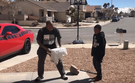 Viral: padre rompe PlayStation 4 de su hijo por malas calificaciones