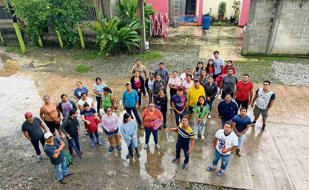 Docenas de maestros quedaron atrapados en comunidades de la Huasteca, que están incomunicadas a causa de los deslaves. Foto: Especial