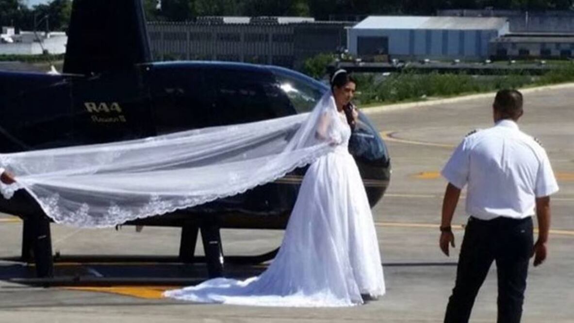 Imágenes que circulan en las redes sociales mostraban a la novia vestida de blanco en el momento de embarcar (Foto: Especial)