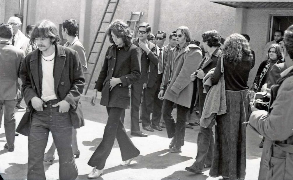 Al centro, con gabardina, Arturo Vega, creador queer que fue objeto de ataques homofóbicos por la policía. Años después crearía el logo de la banda The Ramones. Foto: AGN