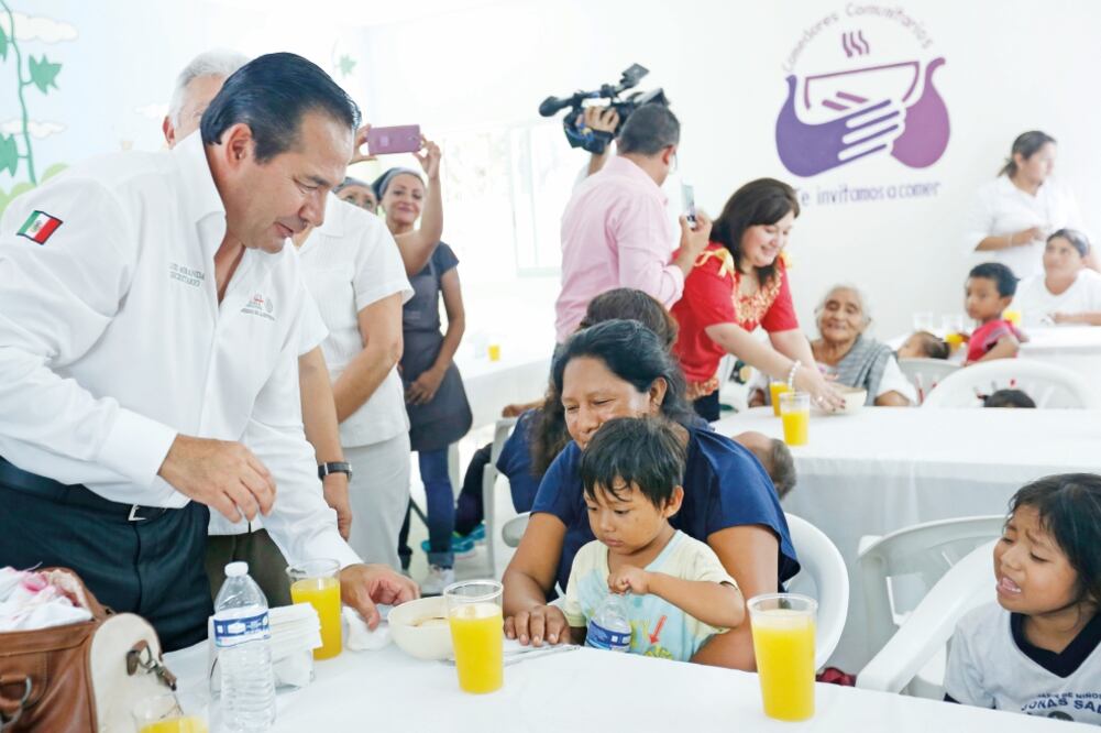 Luis Enrique Miranda Nava, titular de Sedesol, visitó los comedores populares en su gira por Yucatán, donde afirmó que comer sano es lo más importante, puesto que estando bien alimentados se puede estudiar y trabajar. (SEDESOL)