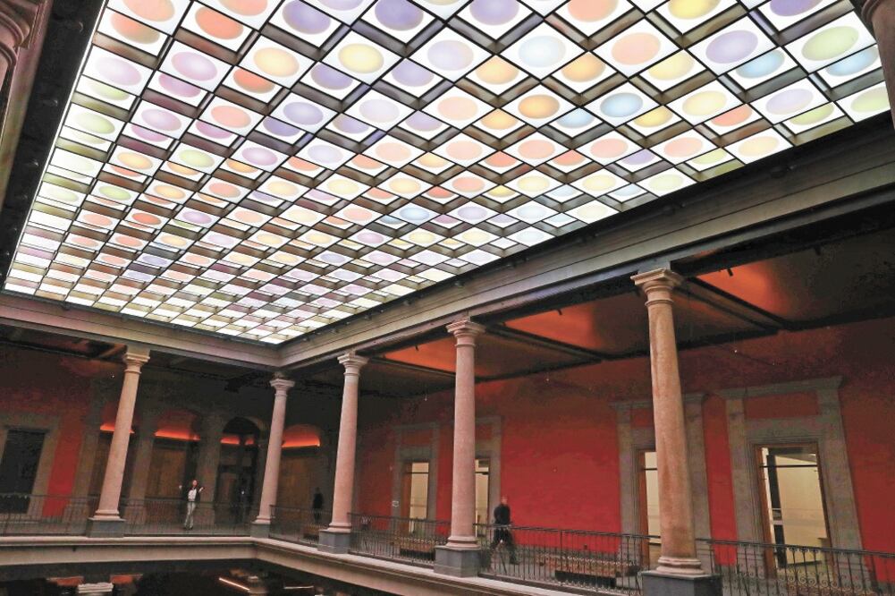 La obra se llama Versión celeste y tiene infinidad de motivos de luces. Foto: DIEGO SIMÓN. EL UNIVERSAL