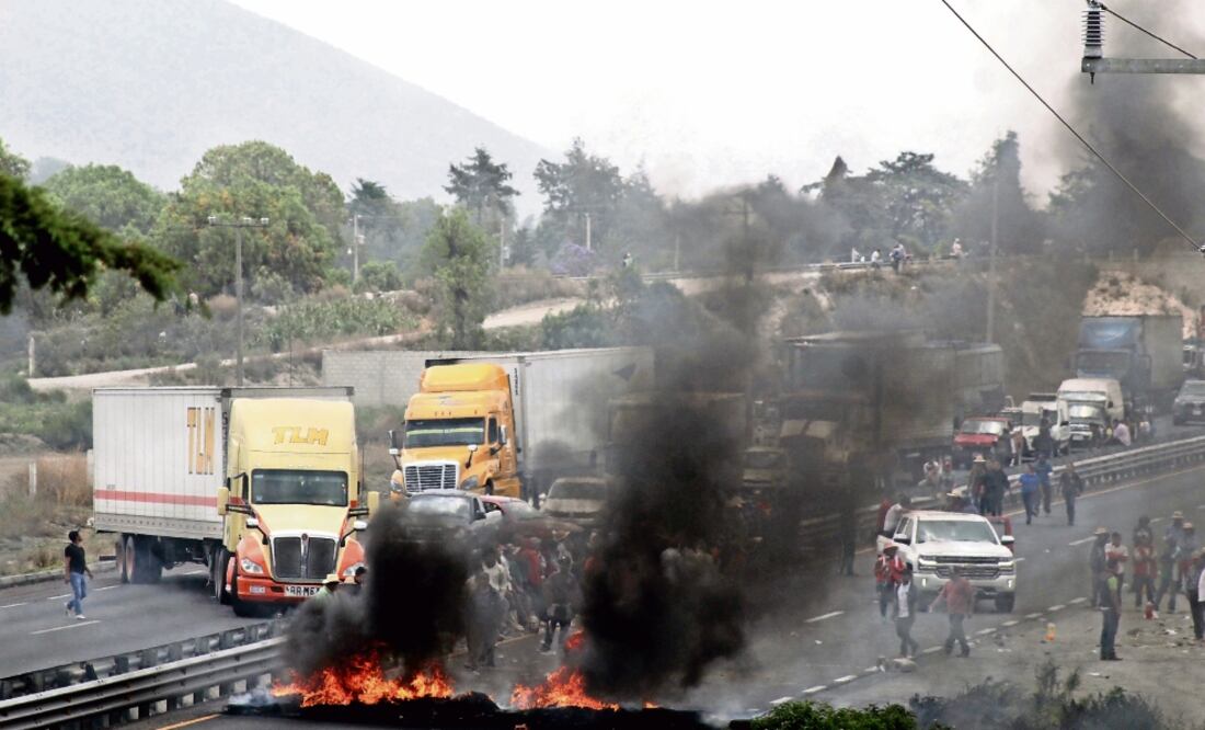 Los inconformes del Palmarito, bloquearon la carretera Puebla-Veracruz y quemaron llantas para denunciar la supuesta desaparición de 14 de sus vecinos. (OMAR CONTRERAS. EL UNIVERSAL)