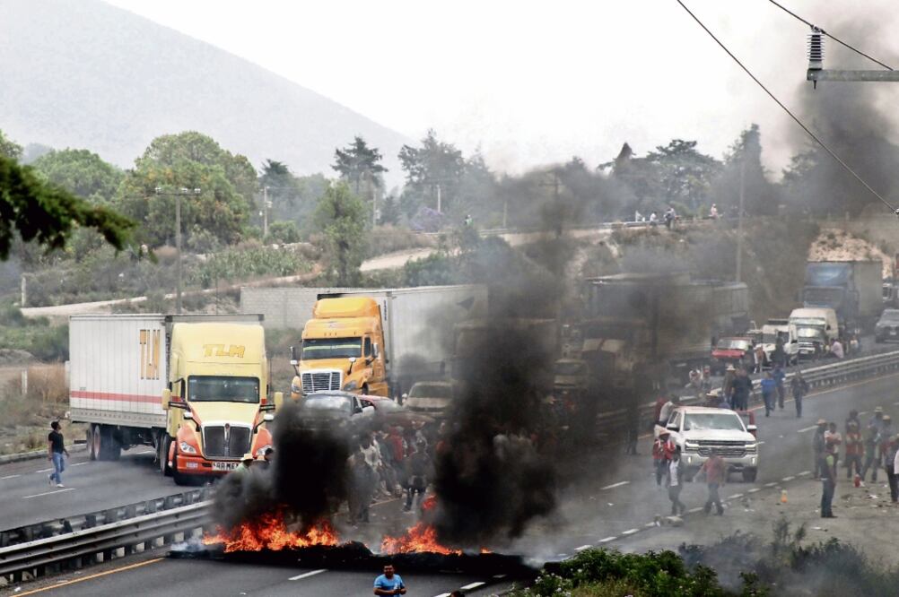 Los inconformes del Palmarito, bloquearon la carretera Puebla-Veracruz y quemaron llantas para denunciar la supuesta desaparición de 14 de sus vecinos. (OMAR CONTRERAS. EL UNIVERSAL)