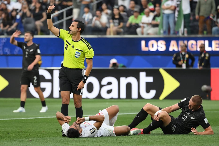 César Ramos pidiendo asistencias médicas en el Irán vs Nueva Zelanda / Foto: AFP