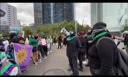 Integrantes del Bloque Negro llegan a la marcha feminista en la CDMX