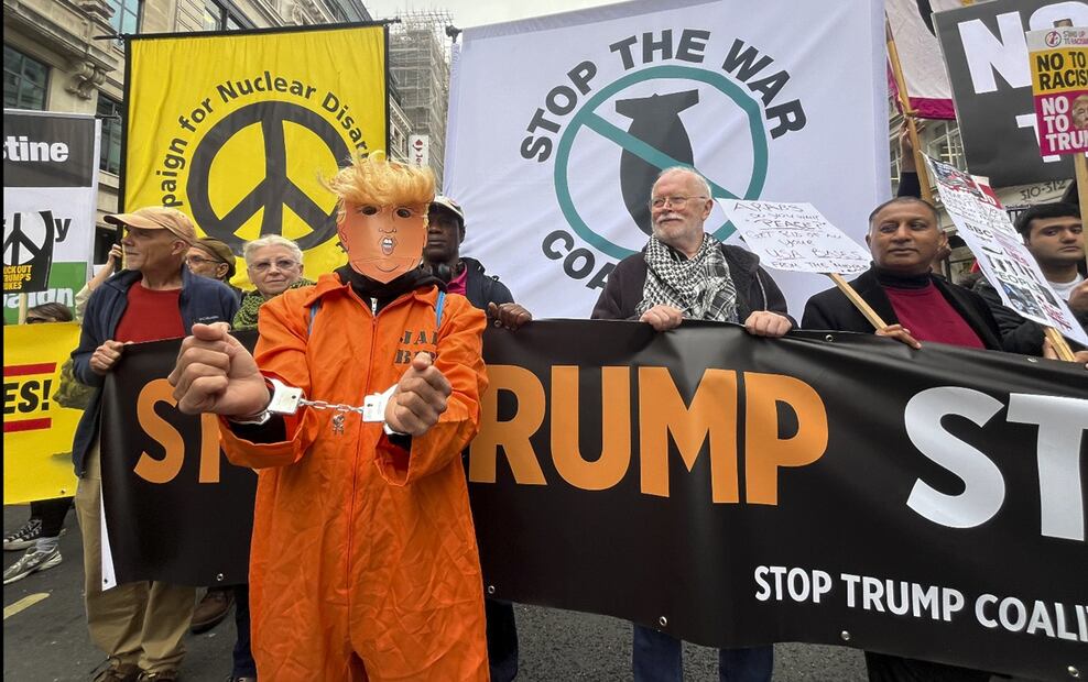 Una persona protesta con el clásico uniforme naranja de Guantánamo y una máscara de Trump ante la visita de Estado del presidente estadounidense, Donald Trump, a Reino Unido, el 17 de septiembre de 2025. Foto: EFE