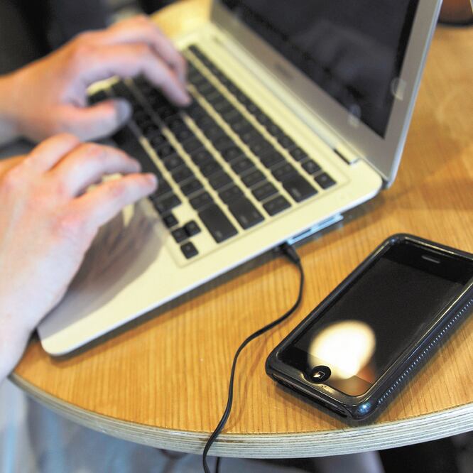 Los millennials usan el internet con mayor frecuencia; además de checar sus redes sociales, visitan sitios web de marcas para conocer sus productos. ARCHIVO EL UNIVERSAL