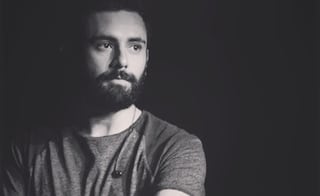 Tras la muerte de su tecladista, Camilo Séptimo pospone conciertos y anuncia una pausa: "necesitamos tiempo"