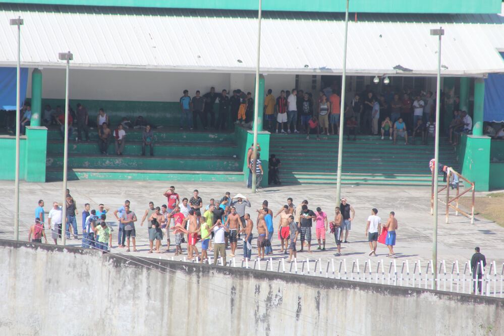 Migrantes cubanos protestan por segundo día en la estación migratoria Siglo 21 de Tapachula, Chiapas, piden al gobierno mexicano no ser deportados a la isla y que les entreguen el oficio de salida (Foto: María de Jesús Peters/EL UNIVERSAL)