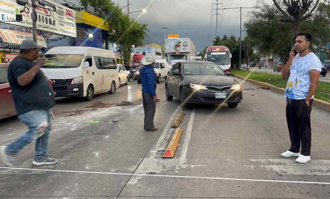 Vecinos de la colonia Fimesa III se manifiestan en la vía José López Portillo. Foto: Arturo Contreras/EL UNIVERSAL