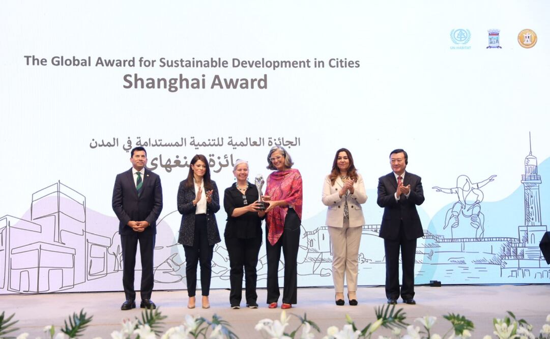 Clara Brugada recibe premio por desarrollo sostenible durante su gestión como alcaldesa en Iztapalapa (03/11/2024). Foto: Especial