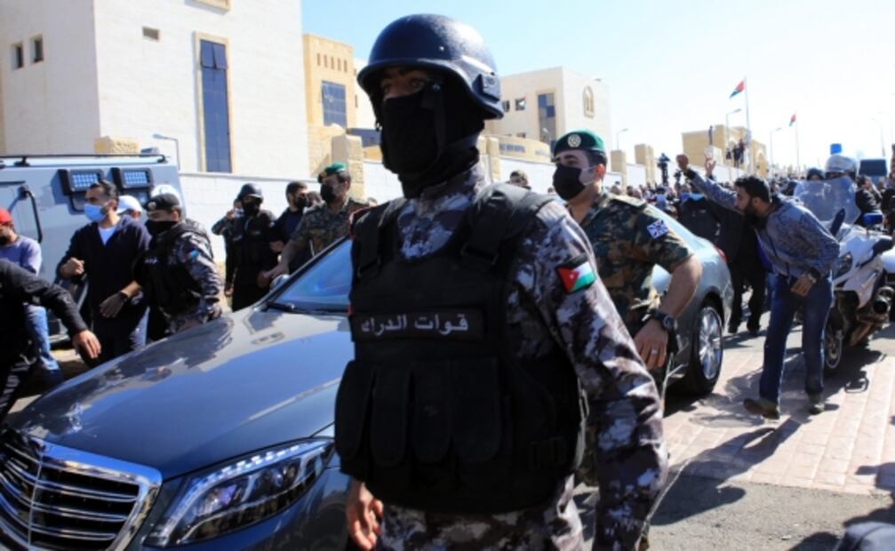 Rey de Jordania grita y exige renuncia de director de hospital por muerte de pacientes Covid