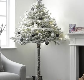 Árbol de navidad a la mitad: contra gatitos traviesos